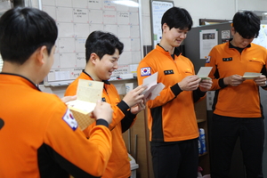 [포토뉴스]“소방관 아저씨 감사합니다”