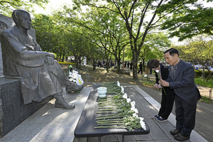 [포토뉴스] ‘현진건·이상화 서거 82주기 추념식’에서 헌화하는 대구시민들