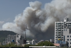 [1보] 대구 북구 노곡동 함지산에서 산불…헬기 5대 투입