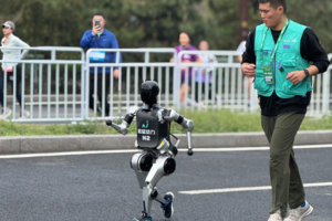 [세계 최초 로봇 마라톤] 팔 교차하며 두 발로 성큼성큼…“멀리서 보면 흡사 인간 러너”
