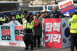 [속보] 경찰, 헌재 100ｍ ‘진공상태화’ 조기 착수…집회 측 통보