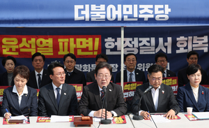 탄핵심판 앞두고 결과 승복 두고 공방 벌인 여야