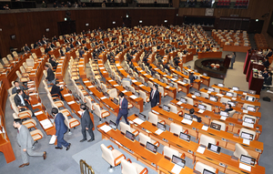 최상목 탄핵안 본회의 보고…마은혁 임명 촉구 결의안도 野 주도로 통과