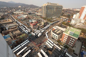 헌재 앞 ‘진공상태’에도 충돌 우려커져…긴장 높아지는 서울 도심