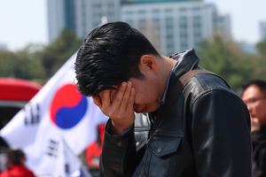 [속보] 격분한 尹 지지자, 곤봉으로 버스 유리 파손