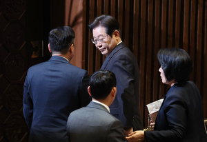 [속보] 이재명 “내란문제 개헌으로 덮으면 안 돼…계엄요건 강화 개헌은 가능”