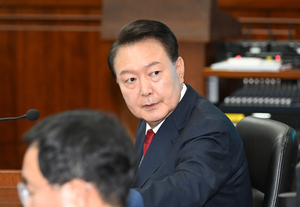 윤석열 전 대통령 피고인석 착석 모습 공개…취재진 촬영 허가