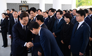 李 ‘박태준’ 참배 성사시킨 김민석…“이번 대선에서 필요한 가장 상징적 모델”