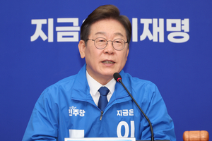 이재명, 이승만·박정희 묘역 참배…‘보수책사’ 윤여준 영입도