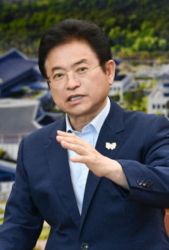 Interview  Lee Cheol-woo, Governor of North Gyeongsang Province