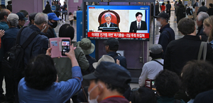 [포토뉴스]동대구역에서 더불어민주당 이재명 대선후보 공직선거법 대법원 판결 지켜보는 시민들