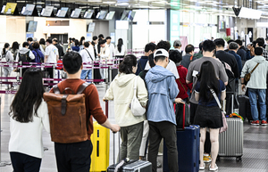 [포토뉴스] 연휴 시작에 몰린 인파…대구공항 국제선 북적