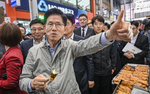 [포토뉴스] 포항 죽도시장에서 따봉 날리는 김문수