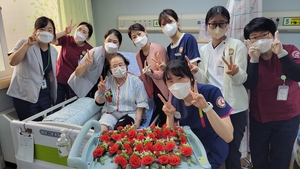 “오늘은 환자가 아닌 부모님입니다”…곽병원, 어르신께 직접 카네이션