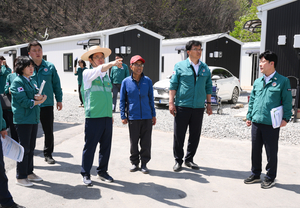 산불 피해 복구 현장 방문한 이철우 도지사 “장마 전 공사 마무리” 주문