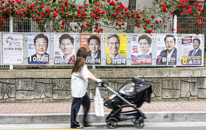 [포토뉴스] 장미의 붉은 물결 속 시민들의 선택은?