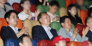 선관위, 윤석열 관람 부정선거론 영화에 “음모론 부추겨…깊은 유감”