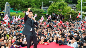 [포토뉴스] 김문수 후보 박정희 전 대통령 생가에서 지지 호소 