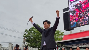 “박정희 앞에 큰절”…김문수, 보수 원조 향한 간절한 고백