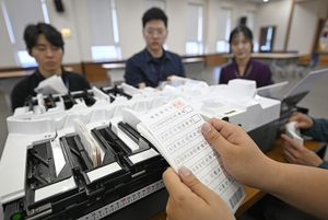 [포토뉴스] 투표지 분류기 점검하는 대구시선관위 관계자