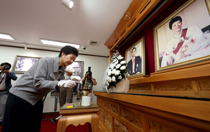 [포토뉴스] 박정희 전 대통령 생가 찾은 박근혜 전 대통령