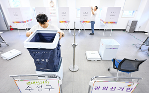 [포토뉴스] 대선 사전투표 D-2…투표소 설치 분주