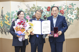 ‘70여 년만에 받은 아버지의 훈장’ 故 이유동 병장 장남에 무성화랑무공훈장 전수