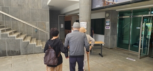 ‘93세 유권자’… 영주 가흥1동 사전투표소, 묵직한 한 표의 울림 남겨