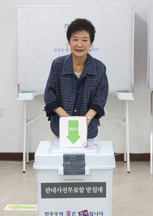 [포토뉴스] 제21대 대통령선거 사전투표하는 박근혜 전 대통령