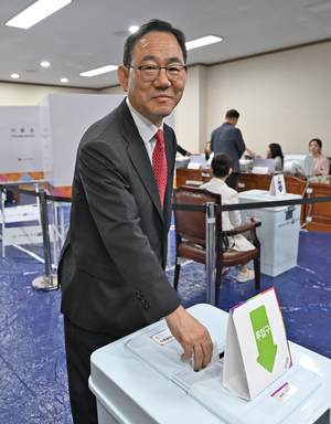 [포토뉴스]주호영 국민의힘 공동선대위원장 대구에서 사전투표