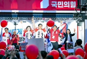 [포토뉴스] 포항에서 지지 호소하는 김문수 