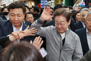 이재명 측 “피습 모의 제보 잇따라…대중 접촉 자제 중”
