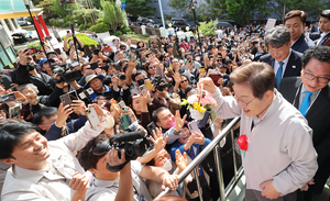 ‘텃밭’ 찾은 이재명, 연이은 민생행보로 중도층 공략...‘사법리스크’는 당