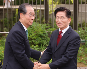 韓 “단일화, 국민 명령” 金 “단일화 안 한다고 한 적 없다”