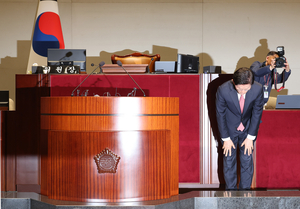 김문수, 의총서 큰절 사과…“넓게 품지 못해 죄송”