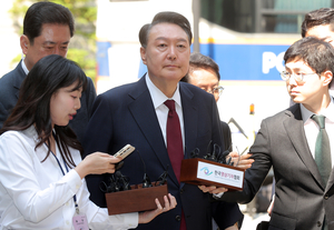 윤석열 첫 법원 공개 출석…포토라인 말 없이 통과