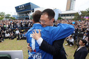 이재명·김상욱, 유세차 위 진한 포옹