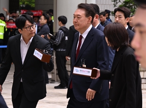 [속보] 윤석열, 두번째 포토라인…말없이 법정행