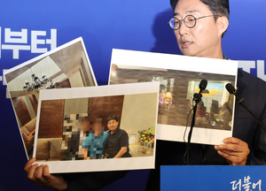 민주, ‘지귀연 접대 의혹’ 사진 공개…“룸살롱서 삼겹살 먹나”