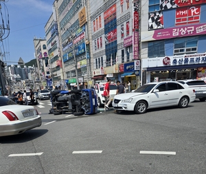 구미시 진평동 사거리 교통사고 발생···10대 2명 포함 3명 경상