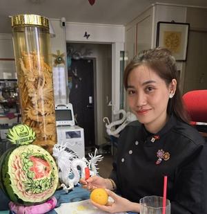 [동네뉴스] 푸드카빙 마스터 ‘레 티프엉로안’씨의 손끝에서 피운 수박꽃
