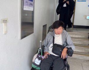 승강기 없는 투표소에 다른 곳으로 가라?…‘장애인 유권자’ 한숨