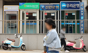 기준금리 인하에 예금금리도 줄줄이 하락