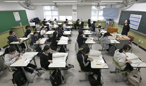 [포토뉴스] 6월 모의고사 치르는 대구여고 고3 수험생들