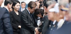 이재명 대통령, 현충일 추념식에 초계기 순직장병 유족 초청