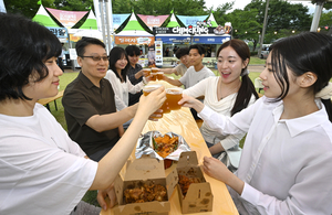 [포토뉴스] 수성못 상화동산에서 수제맥주 즐기는 시민들