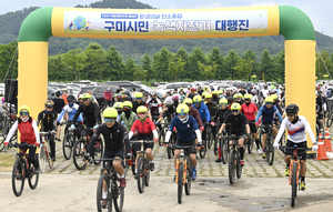 [포토뉴스] 힘찬 출발하는 ‘제16회 구미시민 녹색자전거 대행진’ 참가자들
