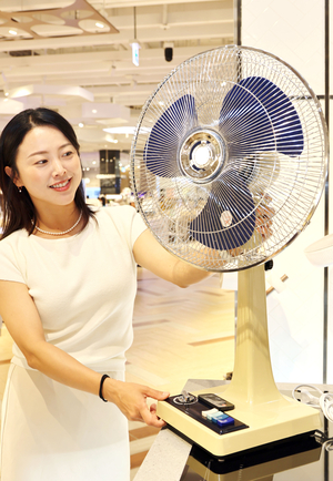 [포토뉴스]‘7080 그때 그 시절 선풍기’ 향수를 자극 하는 이색 레트로 선풍기