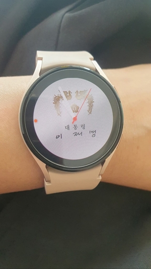 ‘대통령 시계’ 손목 위 열풍…스마트워치로 번진 이재명 상징