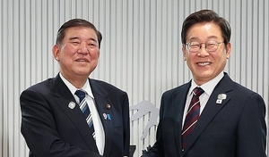 한일정상 “한미일 공조 유지…셔틀외교 재개 의지 재확인”